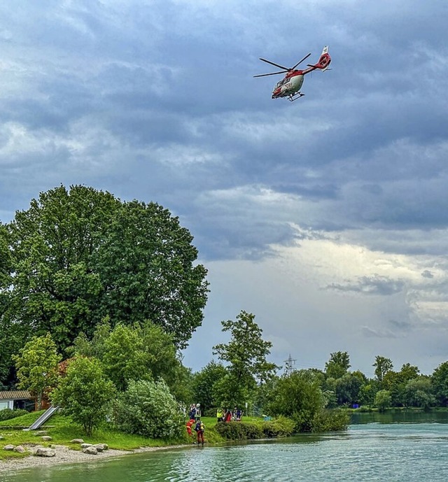 Ein Helikopter suchte den See ab.  | Foto: Einsatz-Report24