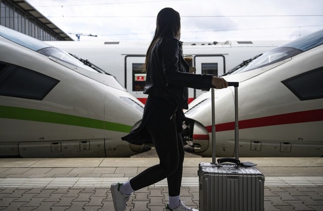 Lieber Bahn- statt Flugsteig: Innerhal...eltener geflogen als vor der Pandemie.  | Foto: Lennart Preiss (dpa)