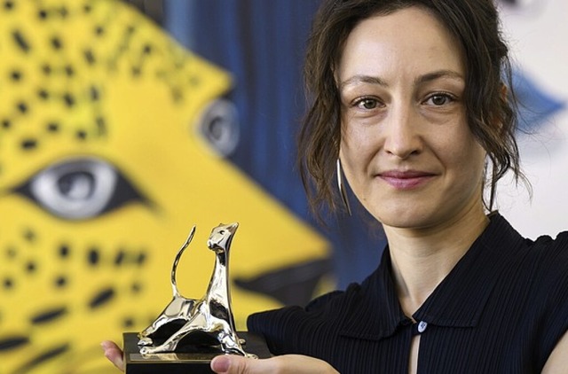 Katharina Huber mit dem Preis fr die beste Nachwuchsregisseurin  | Foto: Jean-Christophe Bott (dpa)
