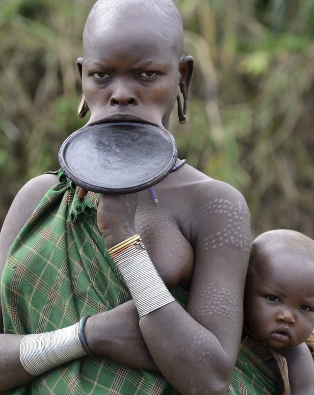 Junge Frau der Suri mit Lippenteller und Ziernarben an Arm und Brust  | Foto: imago stock&people