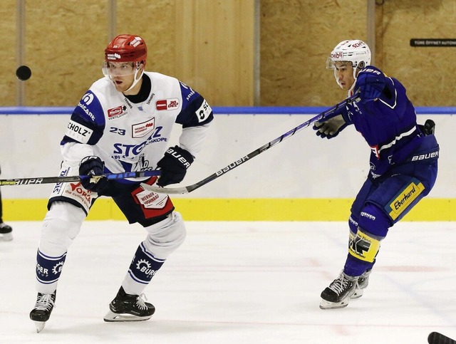 Der Schwenninger Max Grtz (l.) im Testspiel gegen den EHC Kloten.  | Foto: IMAGO