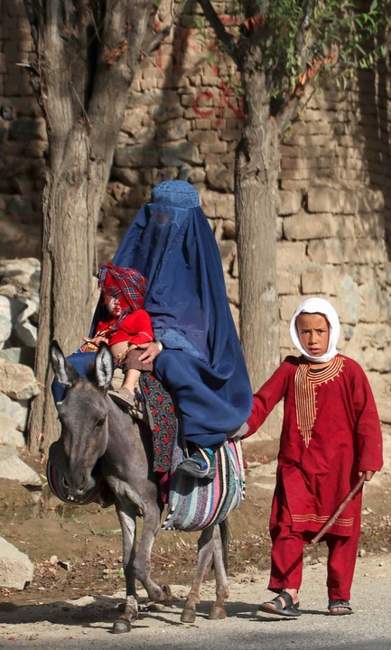 Unverhüllt traut sich in Afghanistan kaum noch jemand auf die Straße.  | Foto: OMER ABRAR (AFP)