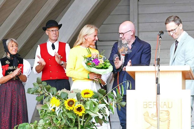 Preisverleihung: Marcel van Eeden mit ...umenstrau erhielt van Eedens Gattin.   | Foto: Susanne Fioz