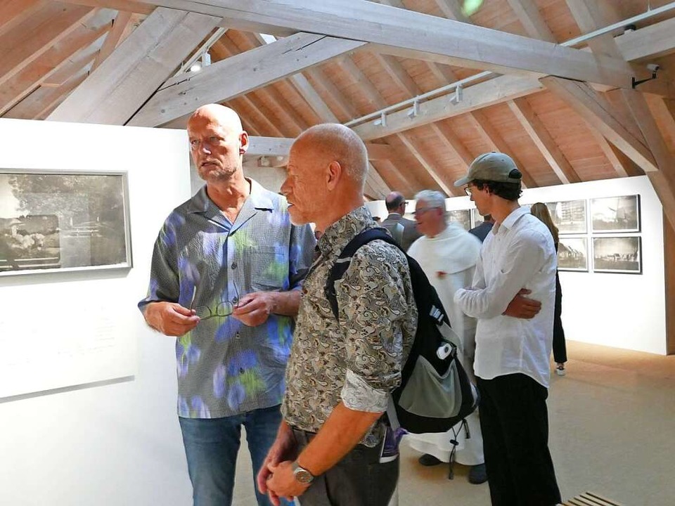 Besucher beim Gang durch die Ausstellung   | Foto: Susanne Filz