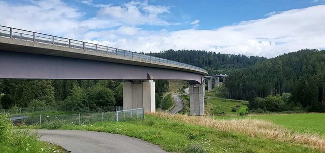 Der Verkehr auf der Gauchachtalbrcke ...t die Bevlkerung unter Mehrbelastung.  | Foto: Stefan Mertlik