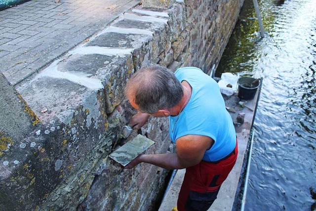 Fr die Mitarbeitenden des Kenzinger B... bei Putzarbeiten an der Sttzmauer...  | Foto: Annika Sindlinger
