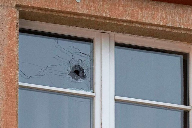 Kugeleinschlag in ein Fenster im Oberg...#8222;Alten School&#8220;  in Mllheim  | Foto: Volker Mnch