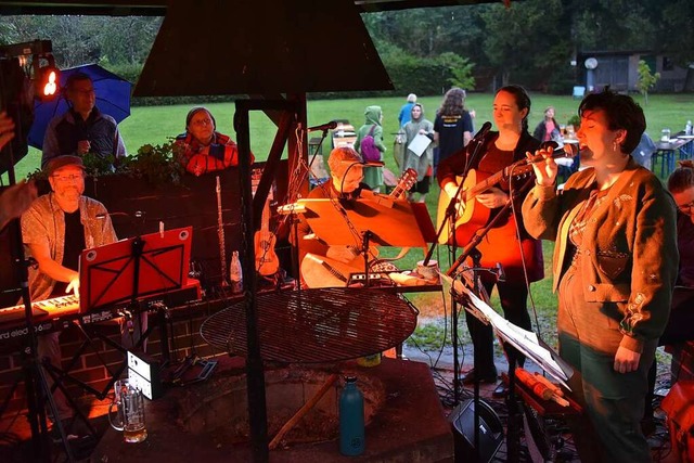 Die Waldkircher Band Robins fand mit ihrem Equipment Unterschlupf vor dem Regen.  | Foto: Benedikt Sommer