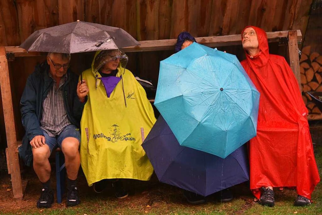 Trotzten dem Regen: die Besucher des Konzertes beim Wanderheim Kreuzmoss  | Foto: Benedikt Sommer