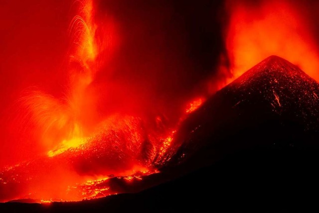 Lavastrme flieen aus dem tna-Vulkan vom Sdostkrater in Nicolosi.  | Foto: Salvatore Allegra (dpa)
