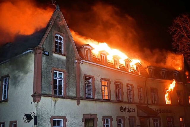 Lichterloh brannte das historische Geb...rhen Morgenstunden des Silvestertags.  | Foto: Feuerwehr Endingen