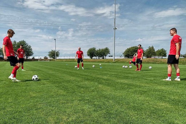 Die Fuballer haben den neuen Platz gleich eingeweiht.  | Foto: Irene Matzarakis