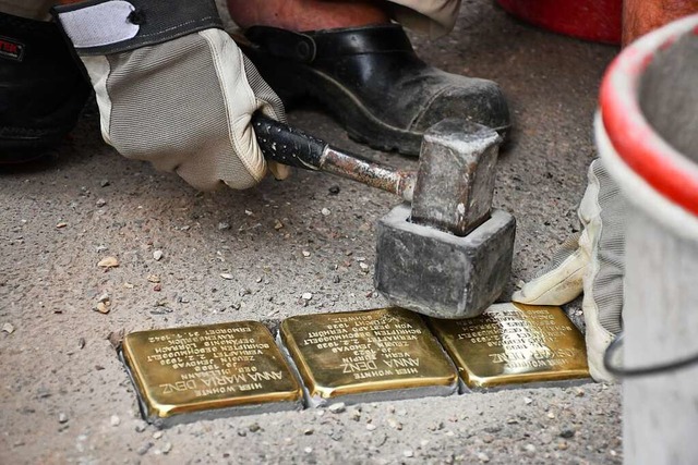 2020 wurden die ersten Stolpersteine in Lrrach verlegt.  | Foto: Barbara Ruda