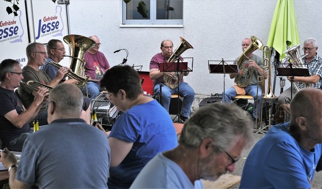 Gut besucht war am Samstag der Brunnen...tung sorgte die Wirtshauskapelle 1 no.  | Foto: Reiner Bauer Welmlingen