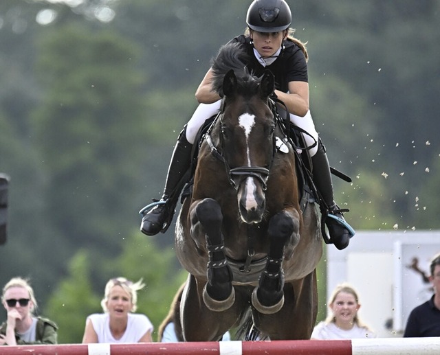 Hohe Sprnge mit ihrem Pferd La Belle in Gundelfingen: Nicole Hirzler   | Foto: Achim Keller