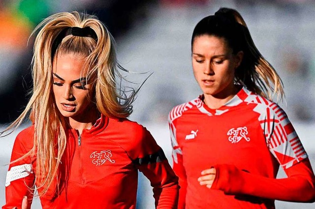 Die Schweizer Nationalspielerin Alisha...nt dort deutlich mehr als mit Fuball.  | Foto: SAEED KHAN (AFP)