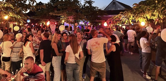 Es war ein stimmungsvoller Abend auf dem Platz am Brgersaal in Ottenheim.  | Foto: Gemeinde Schwanau