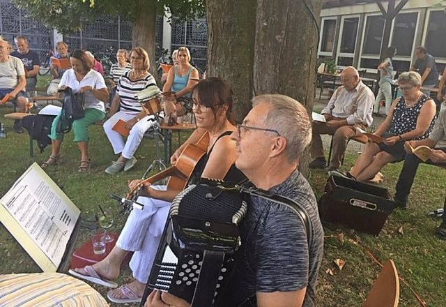 Udo Grieshaber am Akkordeon und Silke ...ten den Gesang mit ihren Instrumenten.  | Foto: Elke Grsser-Litterst