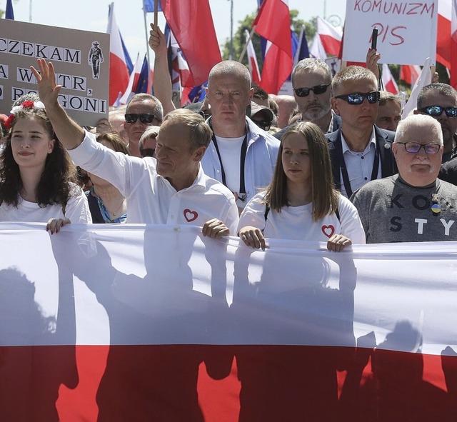 Der Oppositionsvorsitzende Donald Tusk...chts) bei einem Protest gegen die  PiS  | Foto: Pawel Supernak (dpa)