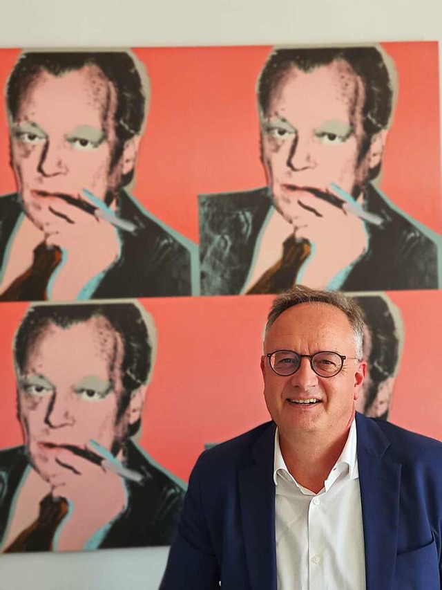Andreas Stoch in seinem Besprechungszi...rhols Pop-Art-Portrt von Willy Brandt  | Foto: Jens Schmitz