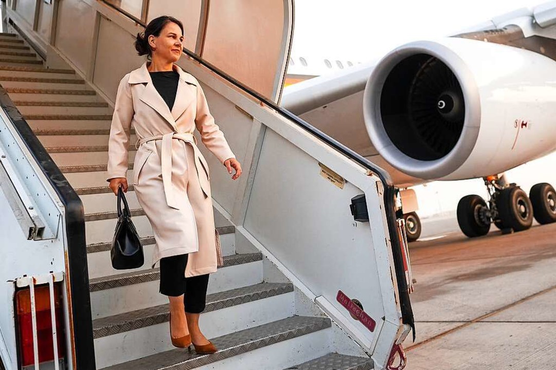 Auenministerin Baerbock verlsst in Abu Dhabi die defekte Maschine.  | Foto: Sina Schuldt (dpa)