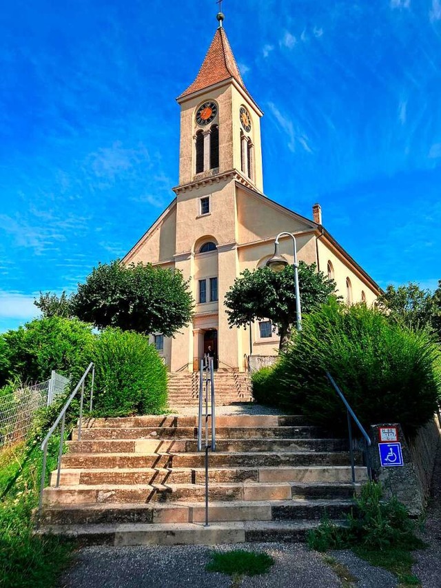 Imposant thront die Auggener Kreuzkirche ber dem Weindorf.  | Foto: Ralf Strittmatter