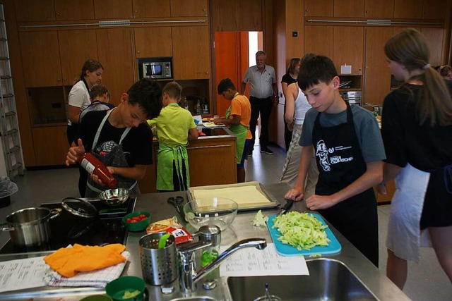 Pizza selbst backen anstatt fertig kau...nnen und Schler, wie es richtig geht.  | Foto: Martin Bos