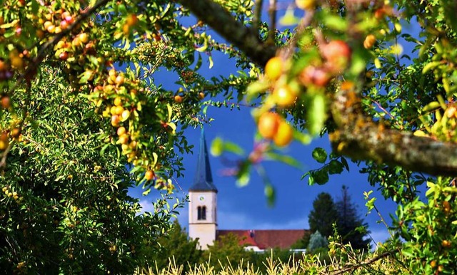 Blick auf Ballrechten-Dottingen mit Kirche  | Foto: Harald Hfler