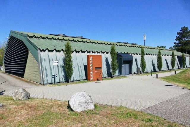 Die alte, umgebaute Tennishalle in Kir...hzarten die Halle neulich zum Kauf an.  | Foto: Markus Donner