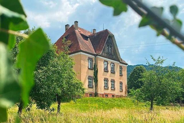 Das Pfarrhaus in Heiligenzell hat zehn Zimmer, einen Kirchenblick und eine lange Geschichte zu bieten