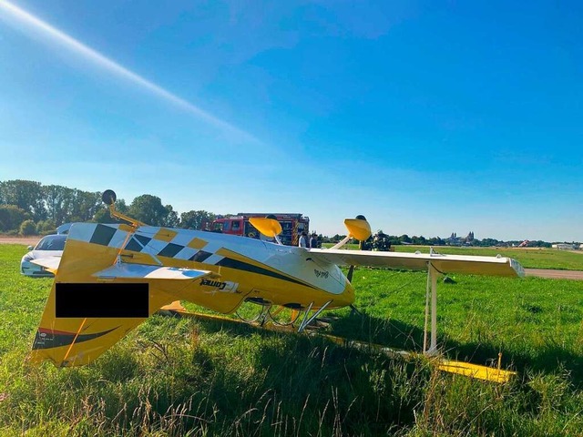 Die Notlandung mit dem Ultraleichtflugzeug endete auf dem Dach.  | Foto: Polizei Rheinland-Pfalz