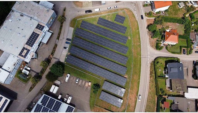 Der Solarpark (rechts) versorgt die Pr... Gustav Winterhalter (links) komplett.  | Foto: Metzgerei Gustav Winterhalter