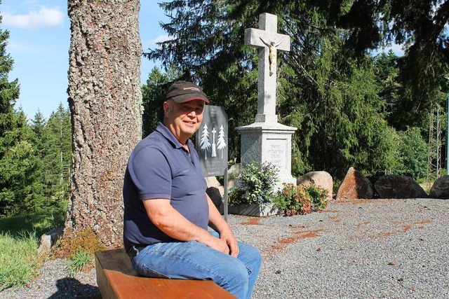 Auch die Pflege der kleinen Anlage run...euz hat Friedrich Ganzmann bernommen.  | Foto: Cornelia Liebwein