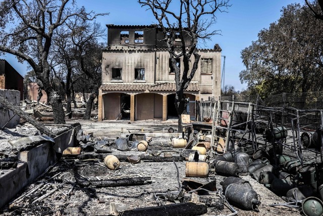 Dieser Campingplatz bei Saint-Andr wu...rmlich berrannt und vllig verwstet.  | Foto: CHARLY TRIBALLEAU (AFP)