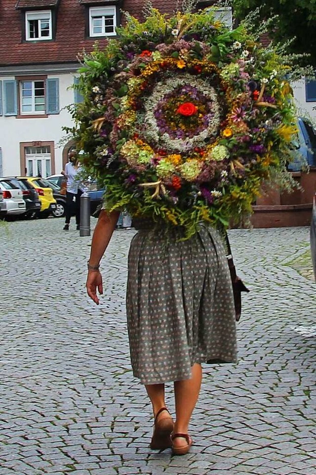 Das Kruterbschel hat ein Gewicht, das erst mal geschultert  werden muss.  | Foto: Juliana Eiland-Jung