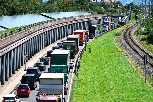 Zwischen den Tunneln der B31 staut sich der Verkehr.  | Foto: Thomas Kunz