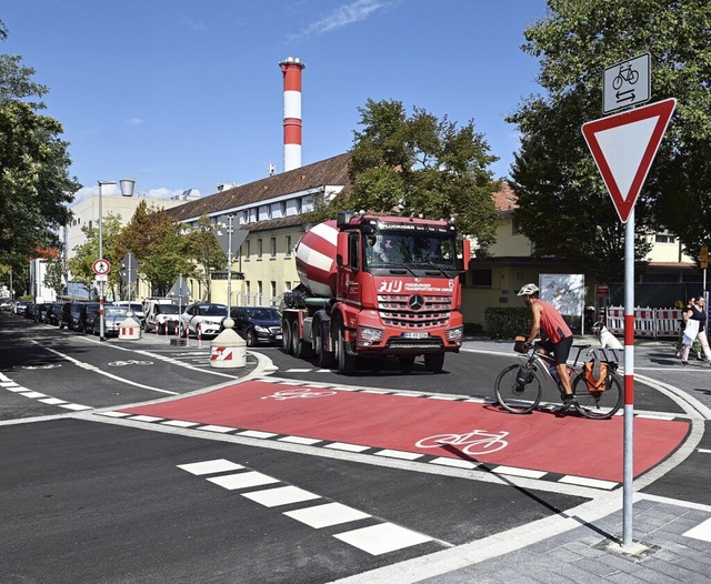 Auf der Vorrangroute FR2, wo die Elss...e kreuzt, haben Radler jetzt Vorfahrt.  | Foto: Thomas Kunz