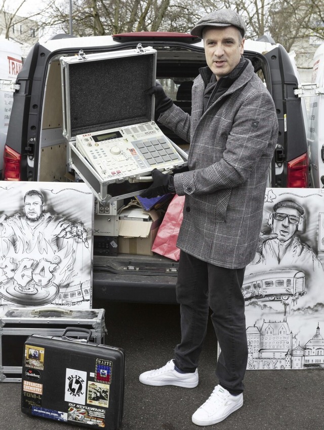 Toni-L mit einem Teil der Sammlung, di...idelberger Stadtarchiv bereignet hat.  | Foto: Stadt Heidelberg