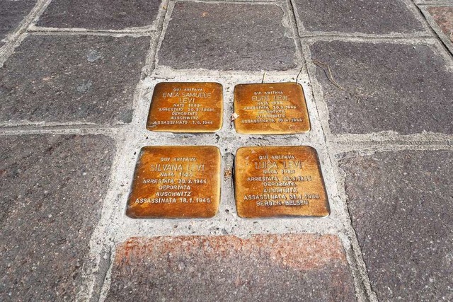 Diese vier Stolpersteine in Mantua erinnern an die ermordete Familie Levi.   | Foto: Max Intrisano