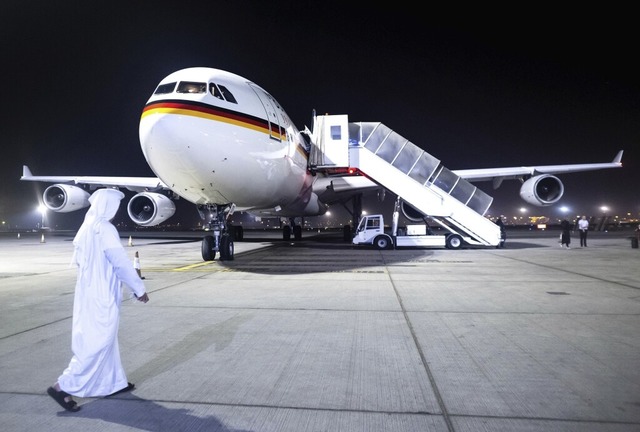 Der Regierungs-Airbus A340 steht am Fl...h zwei Pannen aus dem Verkehr gezogen.  | Foto: Sina Schuldt (dpa)