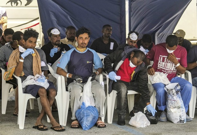 Migranten in Salerno &#8211;  sie wurden aus dem Mittelmeer gerettet.  | Foto: IMAGO/Antonio Balasco