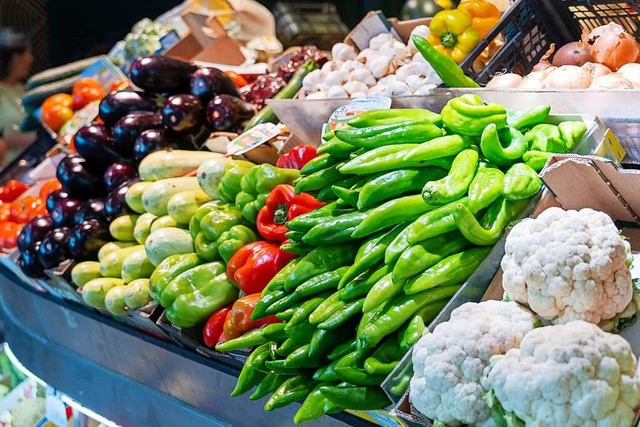 Gerichte mit viel Gemse haben eine be...Klimabilanz als fleischlastiges Essen.  | Foto: Eduardo Briones (dpa)