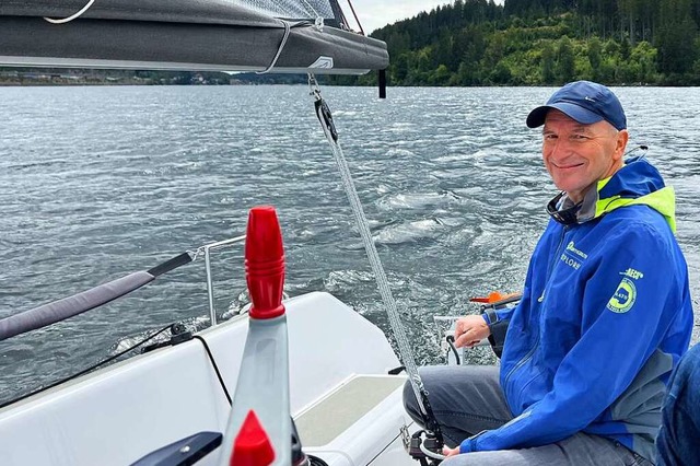 Kristian Raue mit seinem Segelboot auf dem Schluchsee  | Foto: Merlin Frey