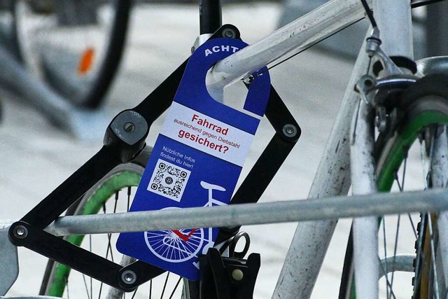 Am Waldkircher Bahnhof warnt die Polizei vor Fahrraddieben.  | Foto: David Pister