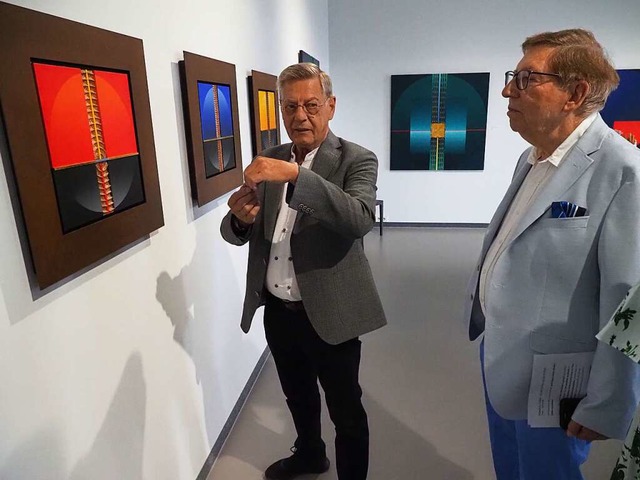 Knstler Friedrich Geiler (links) erlutert Jrgen Messmer seine Kunst.  | Foto: Michael Haberer