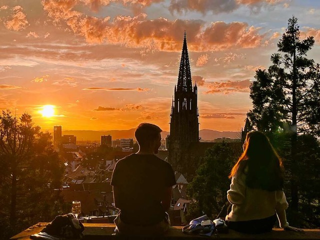 Sommerabend mit Sonnenuntergang in Freiburg mit Blick aufs Mnster.  | Foto: Michael Hotze