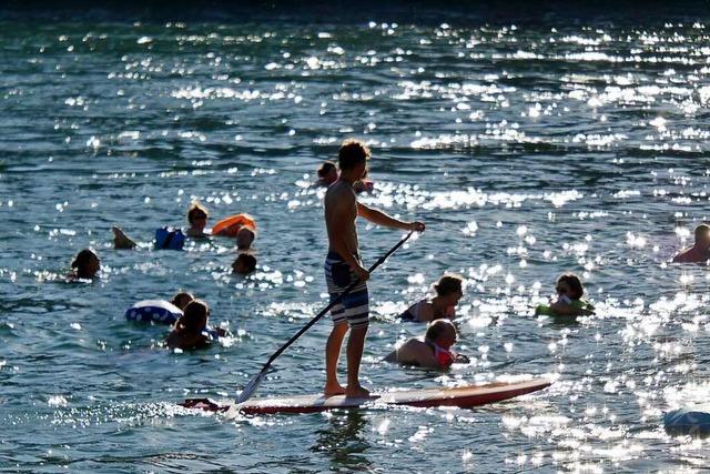 4800 Menschen gehen in Basel gemeinsam im Rhein schwimmen