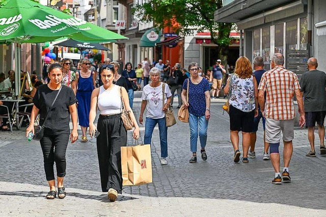 Zum Ende der Sommersaison gibt es in v...e Menschen mit Einkaufstten zu sehen.  | Foto: Endrik Baublies