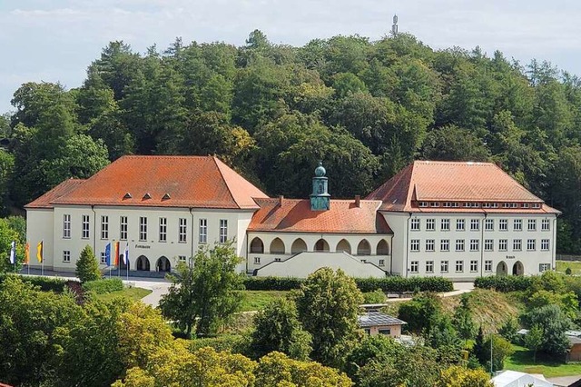 Blick auf die Festhalle (links) und di...  vom Turm der Pfarrkirche St. Michael  | Foto: Stefan Mertlik