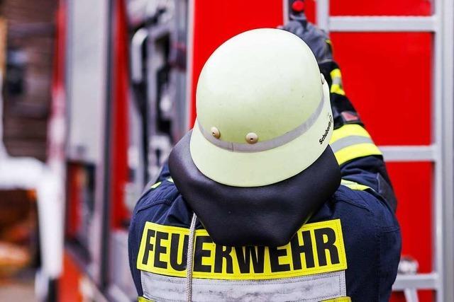 Feuerwehr Efringen-Kirchen löscht brennendes Auto auf der A5